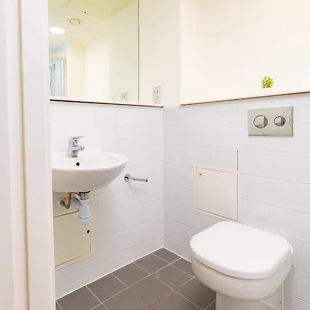 Refurbished Ensuite With Shared Kitchen At Montrose In 公寓