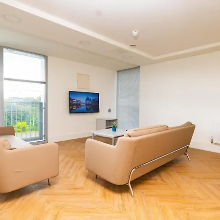 Refurbished Ensuite With Shared Kitchen At Montrose In 公寓 *